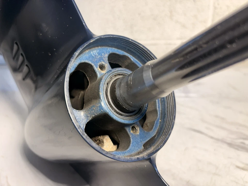 Unidad inferior Evinrude Etec 40-65 HP de 20" de largo 2004 arriba Foto 3 de 4