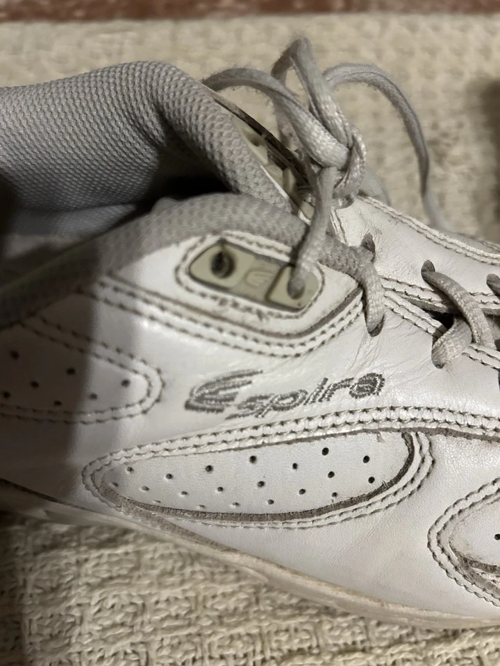 Zapatos deportivos para caminar Spira para mujer blancos con cordones por propiedad Foto 2 de 4