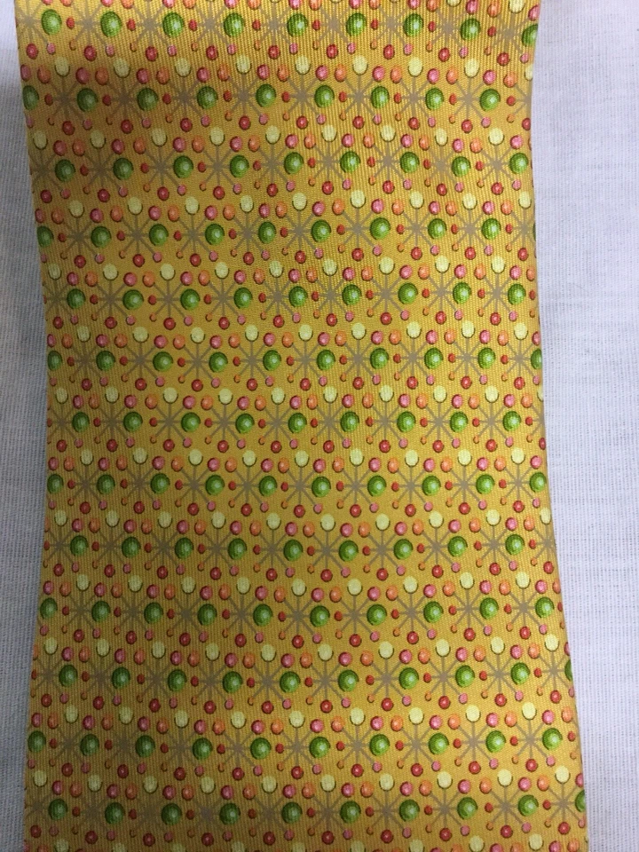 Gravata masculina Salvatore Ferragamo, fundo amarelo, verde, rosa e cinza - Imagem 2 de 4
