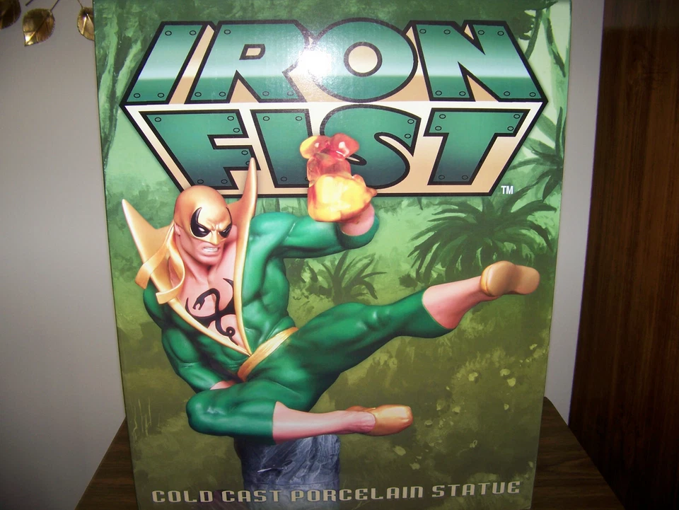 Hard Hero Marvel Puño de Hierro Rojo Disfraz Distribuidor Estatua Exclusiva - Sellada de Fábrica Foto 3 de 4