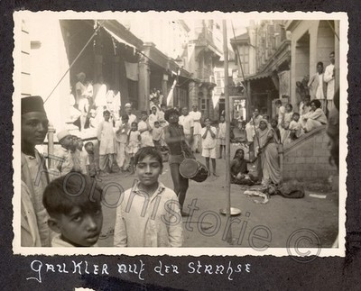 Foto Indien Bombay Straßenmusiker Kinder Gasse Publikum 1936
