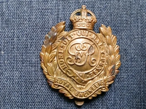 #107 – WW1 ERA ROYAL ENGINEERS GVR BRASS ECONOMY CAP BADGE – unvoided