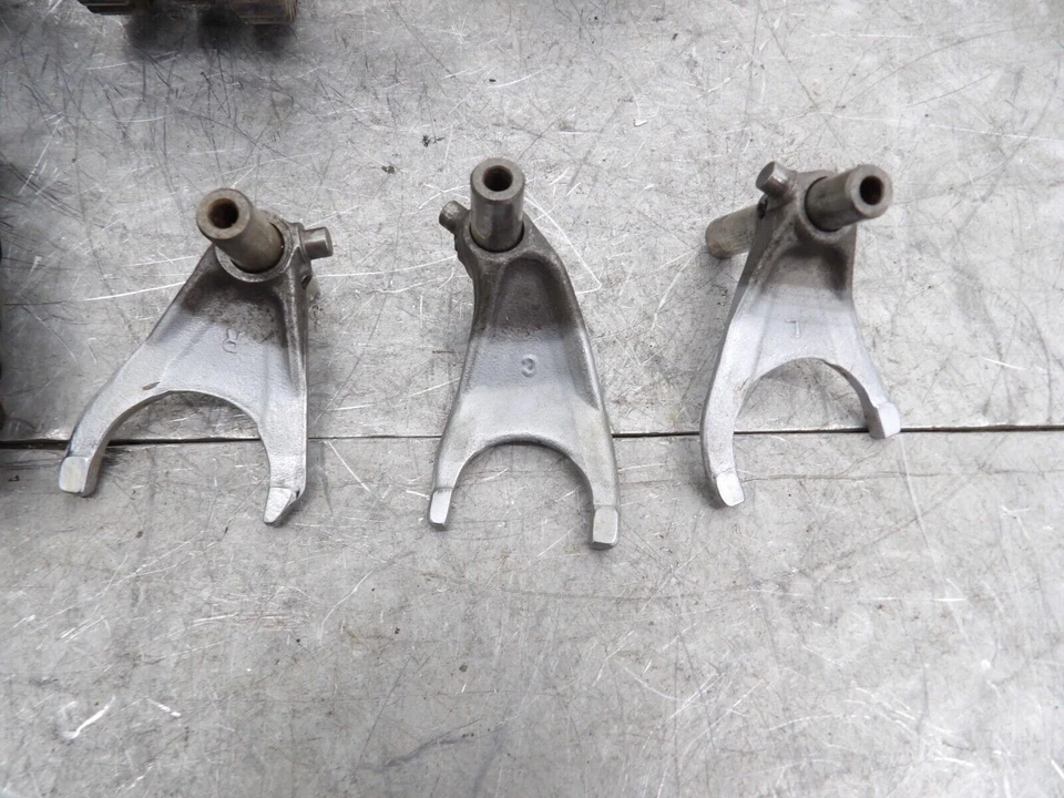 2005 YAMAHA YZ250F OEM ENGINE TRANSMISSION TRANNY ASSEMBLY GEARS SHIFT FORKS - Image 2 of 4