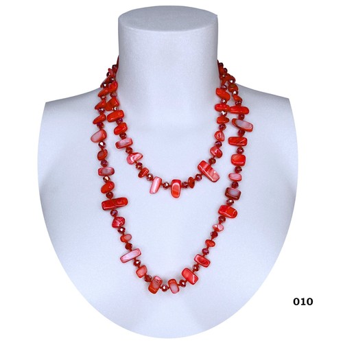 Perle en plastique rouge vif et perle ornée de tons or, collier