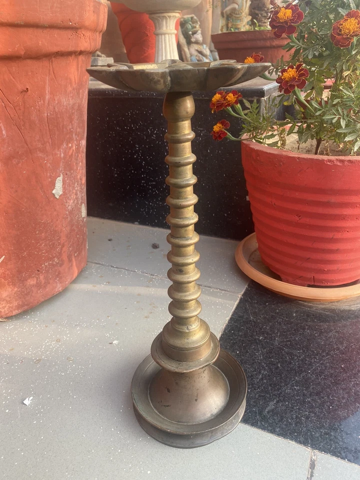 Ancient Cast Bronze Hand Carved Beautiful Hindu Temple Oil Lamp Deepak Samai - Image 2 of 4