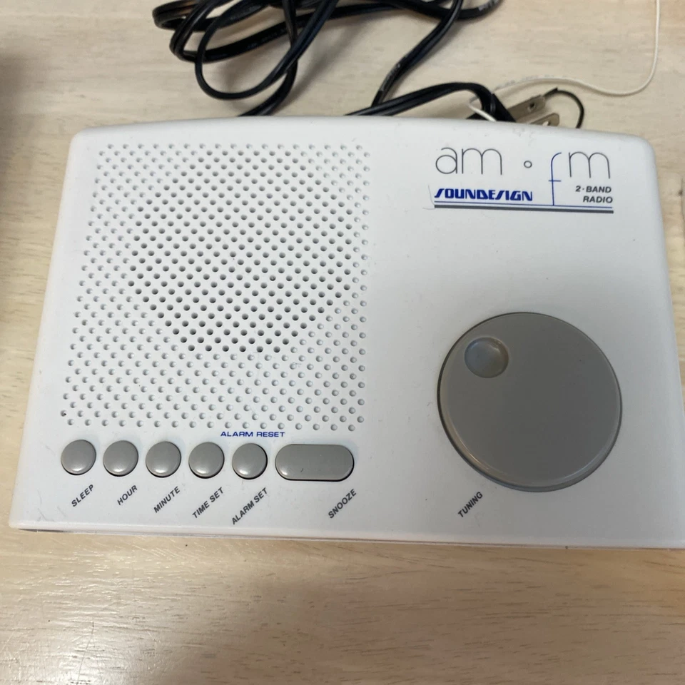 Retro Soundesign AM-FM Electronic Clock Radio Model No. 3622-WHITE No Fading - Image 3 of 4