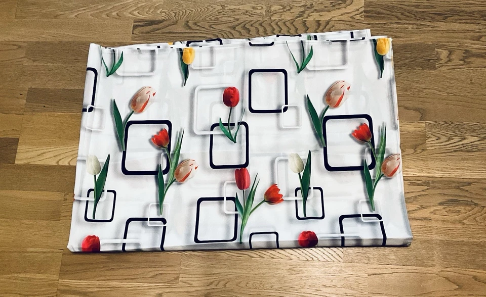 Rechteckige Tischdecke mit geometrischem und floralem Muster. Neu