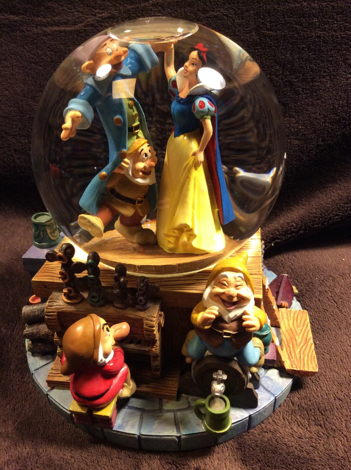 Disney Snow White Snow Glove Musical & The Seven Dwarfs "I Whistle A Happy Tune"