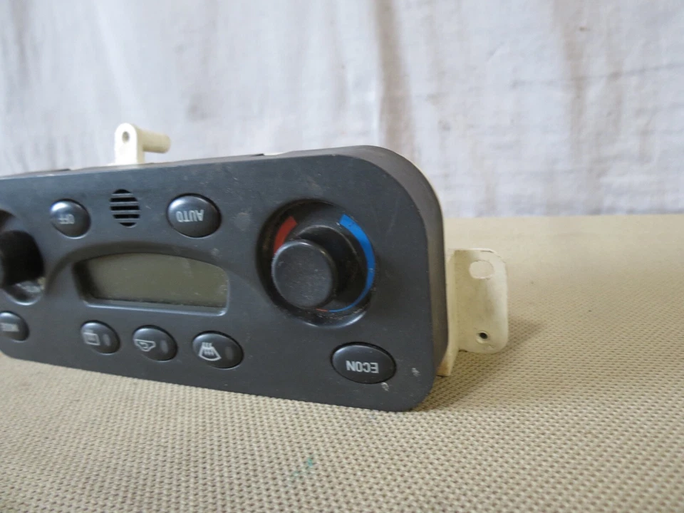 01 02 03 04 05 Saturn L200 L300 AC Heat Temperature Climate Control 22696058 - Image 2 of 4