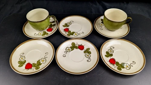 Vtg Handpainted Metlox Poppytrail California Strawberry, 2 Cups 6 Saucers