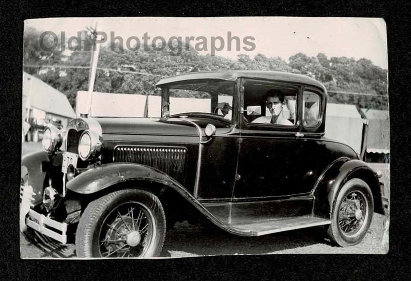 CLASSIC CAR 1930s FORD MODEL A DELUXE COUP MAN IN WINDOW OLD/VINTAGE PHOTO-H435