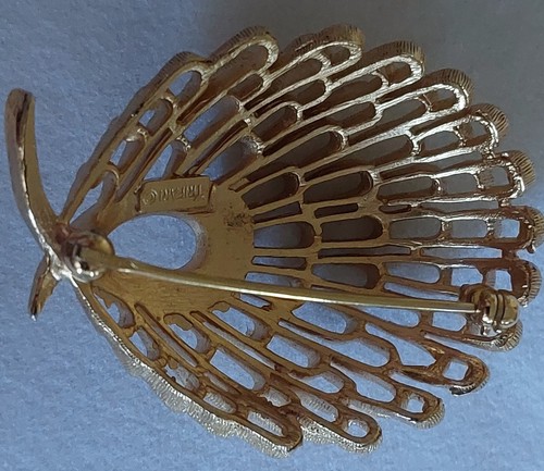 VINTAGE SIGNED CROWN TRIFARI PEACOCK TAIL BROOCH GOLD - Picture 6 of 9
