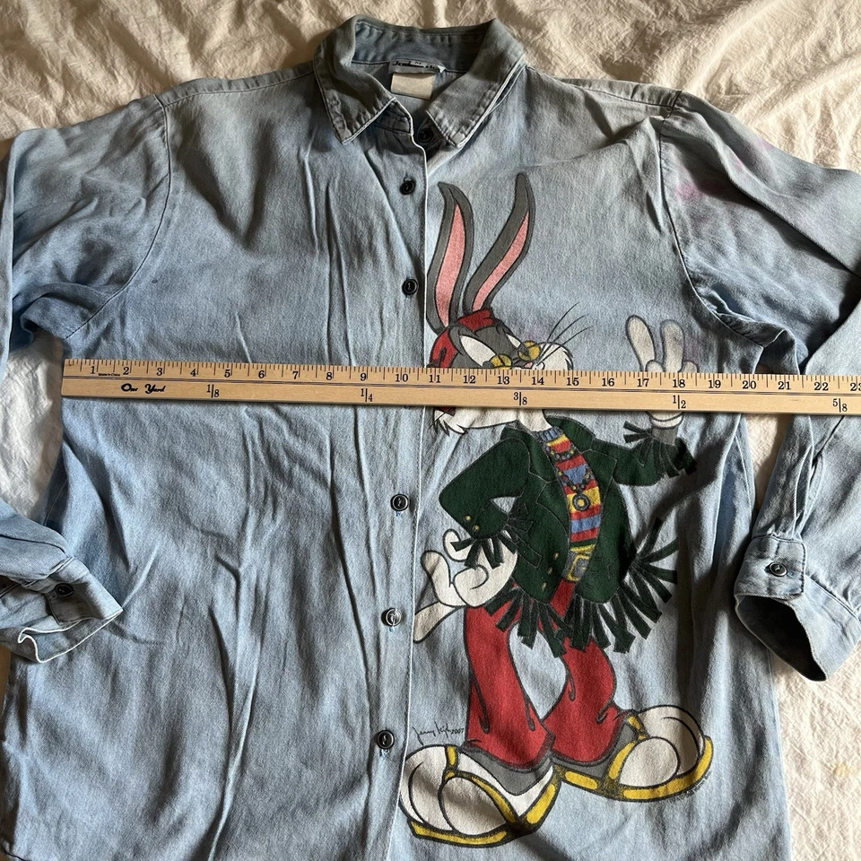 Camisa Jerry Leigh Bugs Bunny botão médio azul manga longa lavagem ácida denim falha - Imagem 4 de 4
