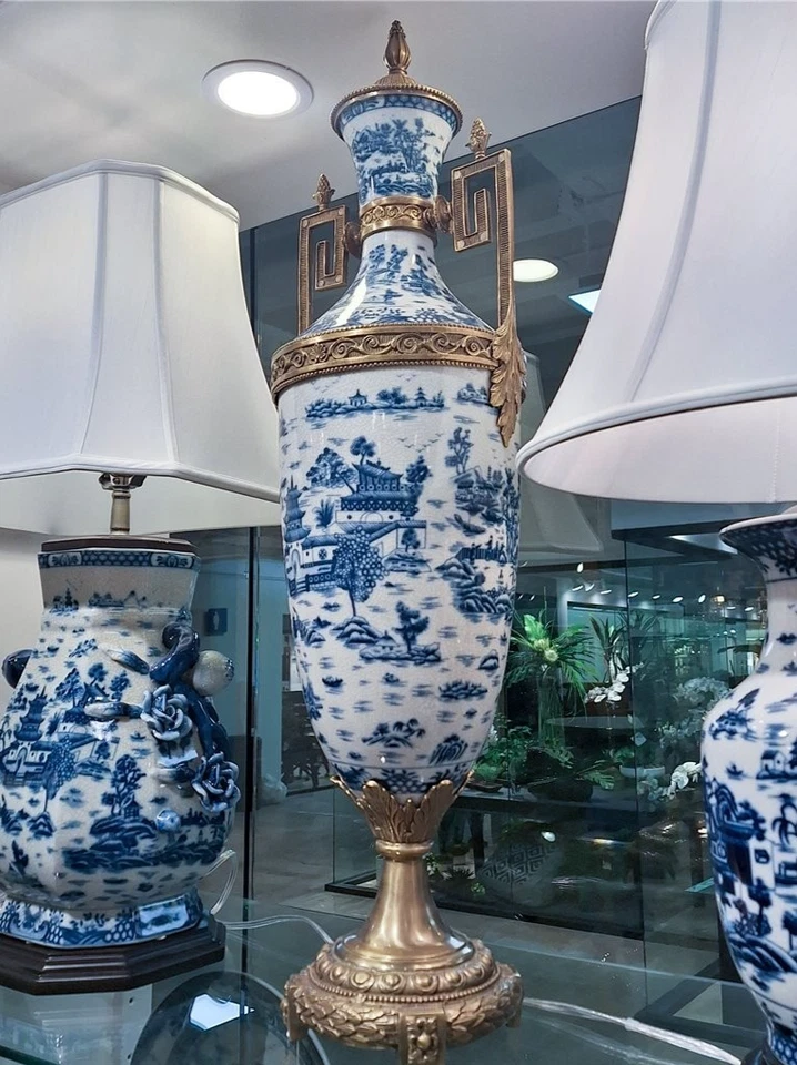 JARRÓN TROFEO PORCELANA SAUCE AZUL ESTILO ART DECO CON BRONCE ORMOLU-33""H Foto 4 de 4