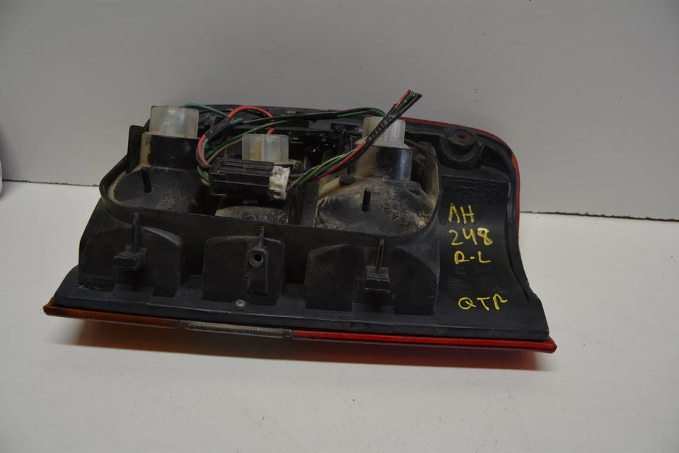 Luz trasera montada en panel QTR lado izquierdo Isuzu Trooper 1992-1999 OEM, 166-60419 Foto 3 de 4