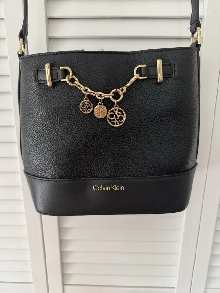 Bolso Bandolera CALVIN KLEINAdrina Logo Charm Negro con Dijes Dorados Foto 4 de 4