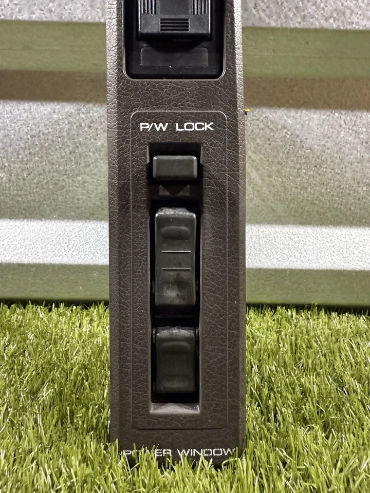 1990 Infiniti M30 Coupe janela frontal esquerda e interruptor de controle de espelho e moldura de acabamento - Imagem 3 de 4