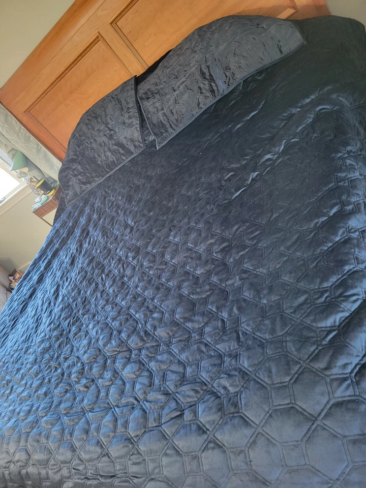 Madison Park Navy Blue Velvet 3-Piece King Comforter Set - NEW - Image 3 of 4