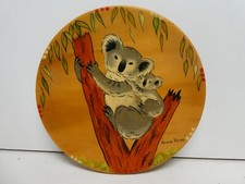VINTAGE HAND PAINTED WOODEN ART WALL PLAQUE PLATE AUSTRALIA KOALA BEAR SIGNED ND