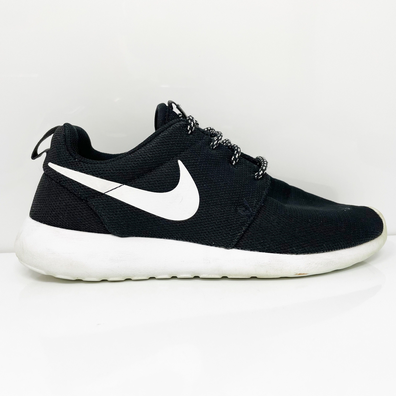 nike roshe women's white with black swoosh