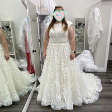 Plus Size A-Line Wedding Dress Bateau Neck Sleeveless Lace Applique Bridal Gowns