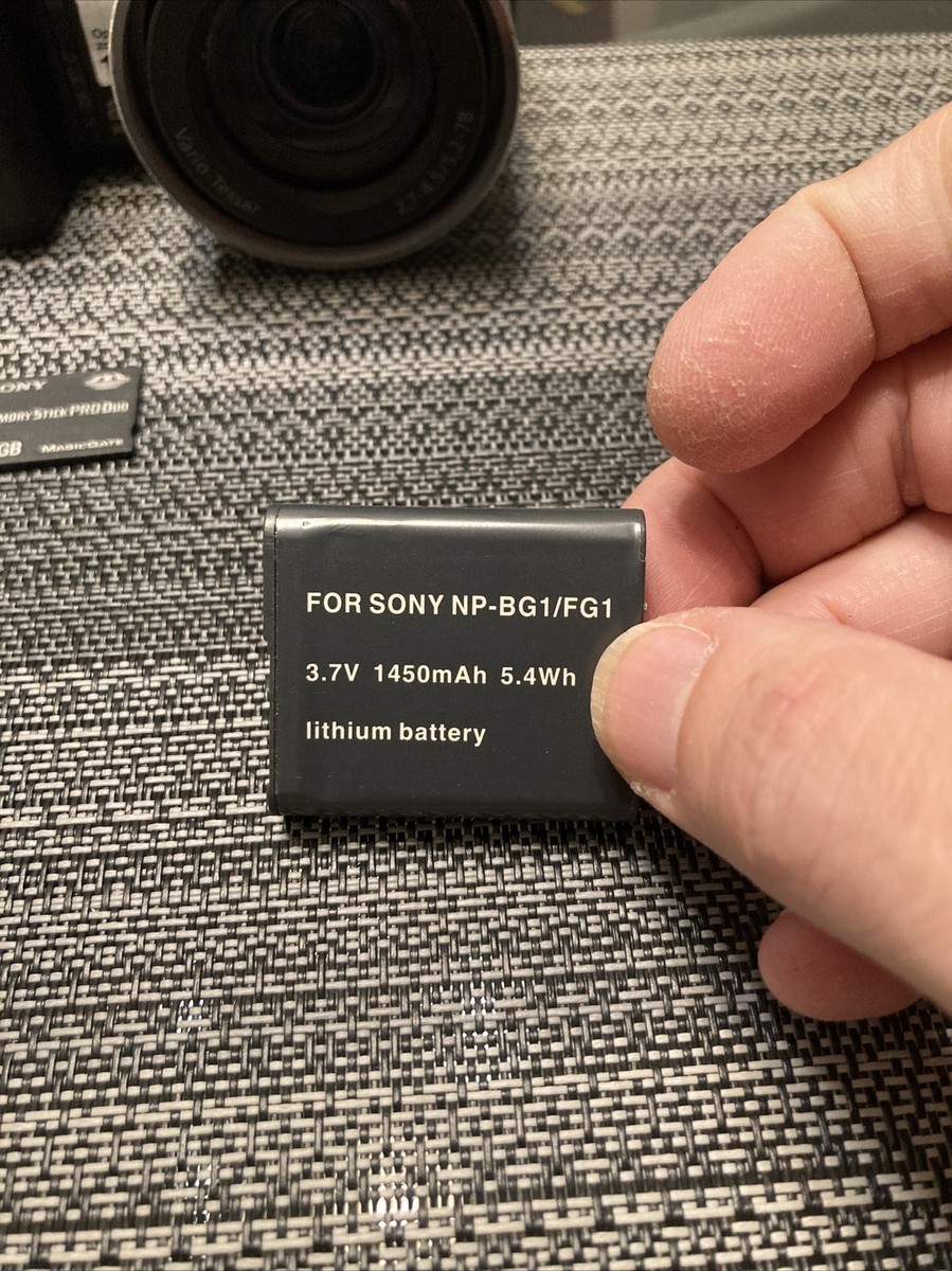 Sony Cyber-shot DSC-H9 8.1MP 15x Optical + 6x Digital Camera +Batt