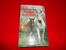 THE HAMLYN GUIDE TO HORSES AND PONIES OF THE WORLD BY ELWYN HARTLEY EDWARDS ^^