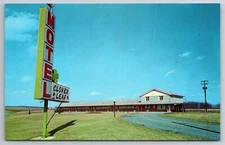 Vintage Postcard PA Fogelsville Cloverleaf Motel Roadside Chrome -13646