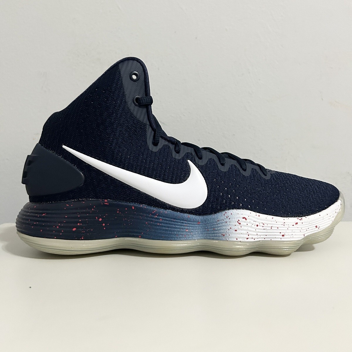 Nike Hyperdunk 2017 PE “UConn Huskies” Men display picture 2