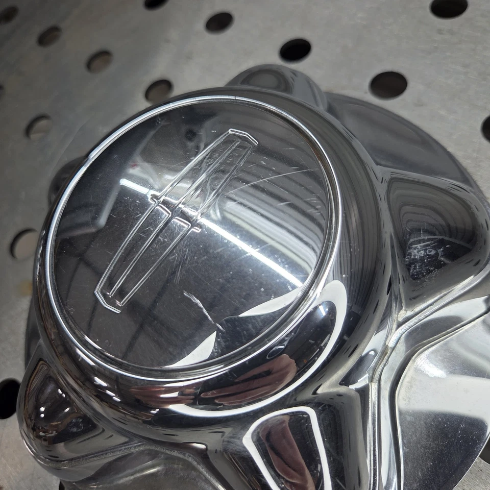 Tapa central Lincoln Navigator, cromada, 1998-2002 parte # F65A 1A096 JA 02 Foto 2 de 4