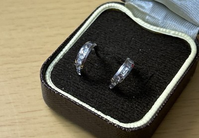 Kleine Creolen 9 kt Weißgold / klare Edelsteine / Schmetterlingsrücken