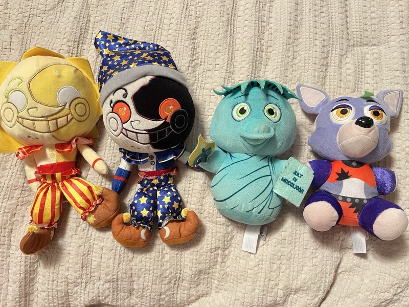 Five Nights at Freddy's Lot of 4 Plush Dolls Small 6-14 in Multicolor Retired