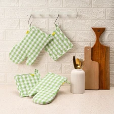 Christmas Oven Mitts & Pot Holder Combo – Heat Resistant 2 PCS Oven Mitts (7"...