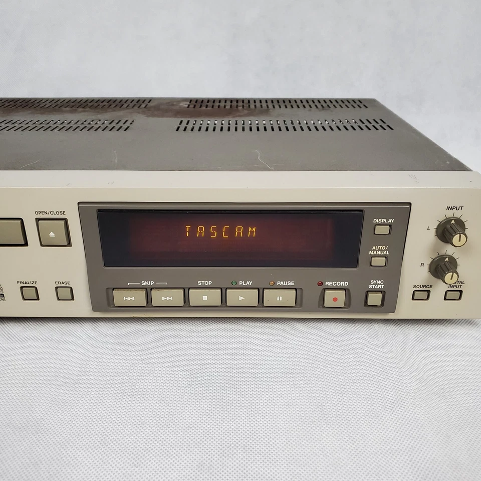 TASCAM CD-RW5000 Professional CD R Rewritable Recorder - Image 2 of 4
