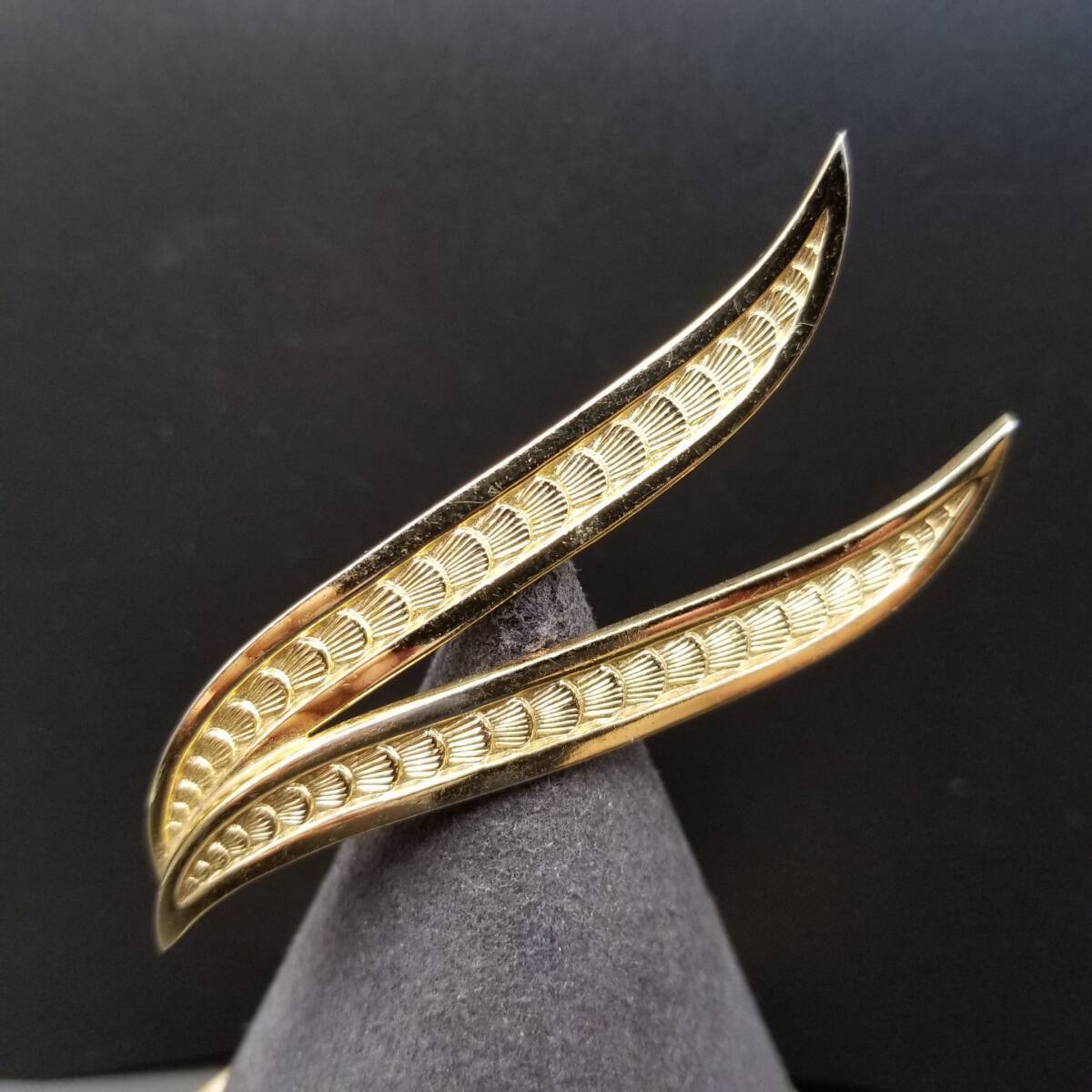 Single Elegant Gold Leaf Brooch Gerrys Leaf Brooch Pin 2 In Gold Textured Vintage Retro  main image 2