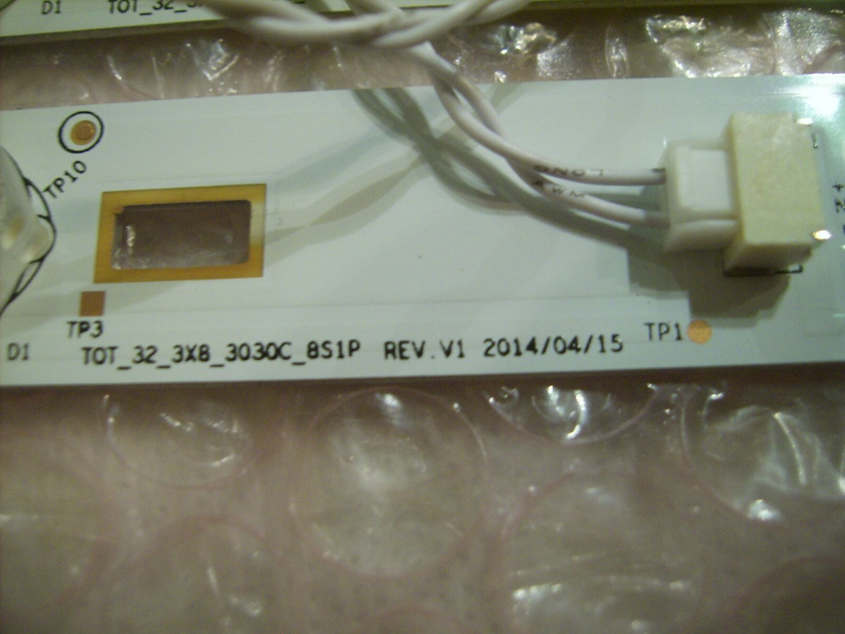 006-P1K3390B LED 3 Strips TOT_32_3X8_3030C-8S1P 4C-LB320T 006-P1K3390B LED 3 Strips TOT_32_3X8_3030C-8S1P 4C-LB320T