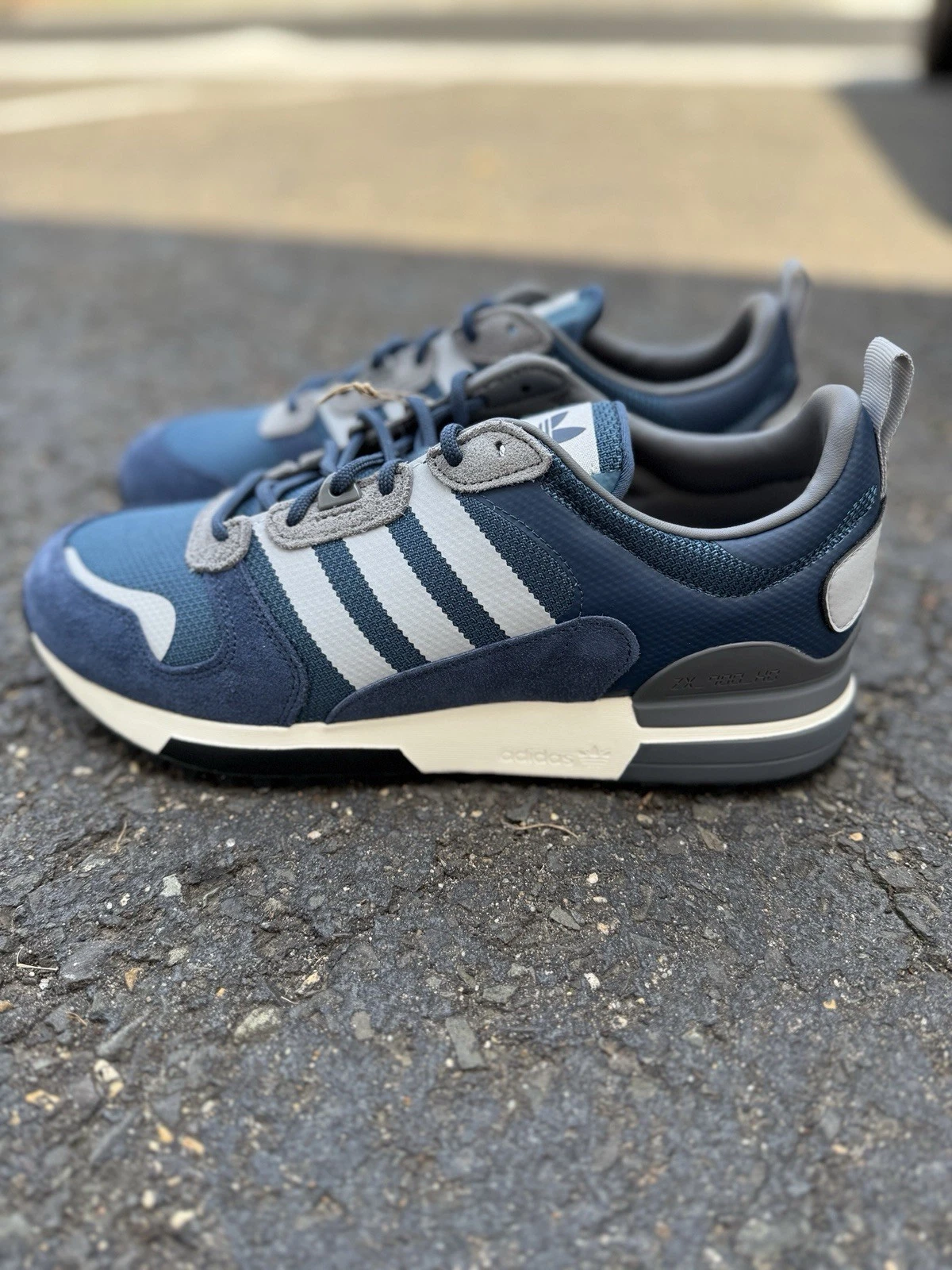 Adidas Originals ZX 700 HD Men’s Running Shoe Athletic Sneaker Footwear H01850
Opens in a new window