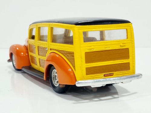 Vintage 1998 Racing Champions 40 Ford Woodie #69 Hot Rod Magazine 1:24 Scale - Picture 3 of 7