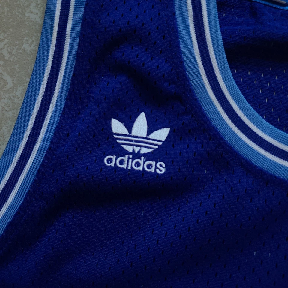 1961-1962年杰里·西洛杉矶湖人队灵魂摇摆人阿迪达斯球衣 — 第 4/4 张图片