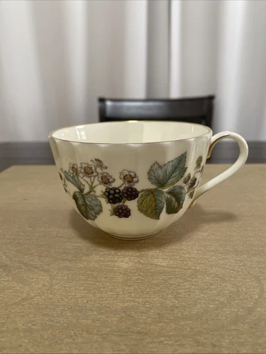 Vintage Royal Worcester Lavinia Ivory Scalloped Gold Trim Tea Coffee Cup EUC