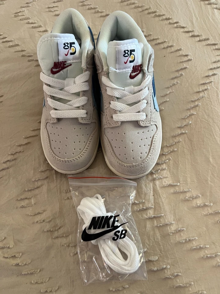 Nike Low Dunk SE 85 Niños Unisex Zapato Doble Swoosh Blanco Cielo Talla 12.5C Foto 2 de 4