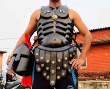 Spartanischer Film Schwarzer Helm mit Muskelpanzerjacke und Schildkostüm als Ges