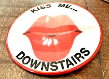 VINTAGE VARI VUE KISS ME DOWNSTAIRS (HAHA) 3" PIN BADGE NOS MINT1960S