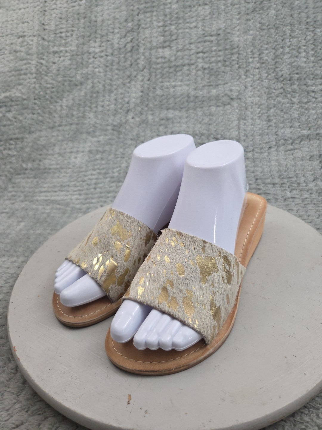 APL Sandali da donna Beach by Matisse Tiki Slide taglia 7 M beige oro pelle pelo di mucca