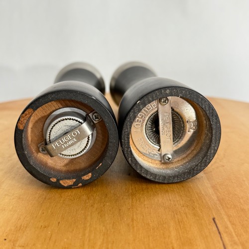 Juego de molinillo de sal y pimienta Peugeot Fidji 8,25 pulgadas, tapa negra mate plateada - Imagen 6 de 9