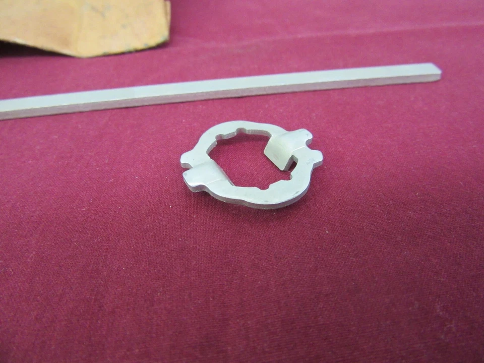 Nuevo de Lote Antiguo 1949 serie 76 78 88 98 palanca de bloqueo de maletero y clip GM 4231008 dp Foto 4 de 4