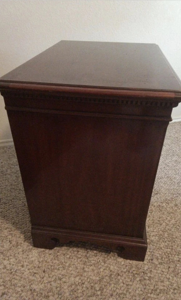 Mesita de noche/cofre de soltero vintage de caoba con 3 cajones y asas Foto 4 de 4