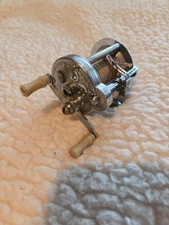 VINTAGE PFLUEGER SUMMIT 1993L ENGRAVED BAITCASTING FISHING REEL
