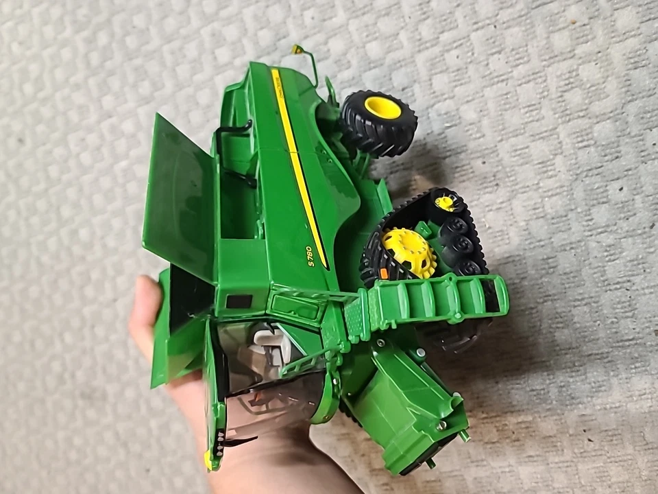 Tomy John Deere 1:16 Combine S780 orugas incompletas  Foto 3 de 4