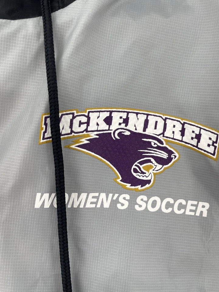 NUEVA CHAQUETA DE FÚTBOL $100 McKendree Bearcats para mujer pequeña Under Armour nueva con etiquetas Foto 3 de 4